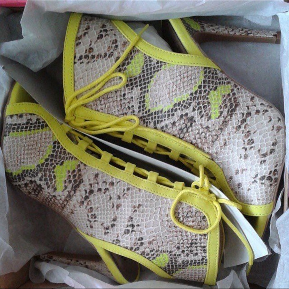 🆕 Charlotte Russe Yellow and Snake Print Heels